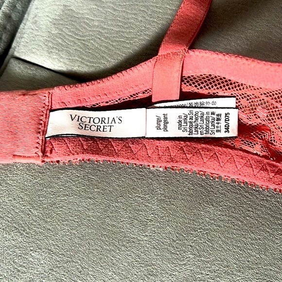 Victoria’s Secret Incredible Plunge - Picture 4 of 6